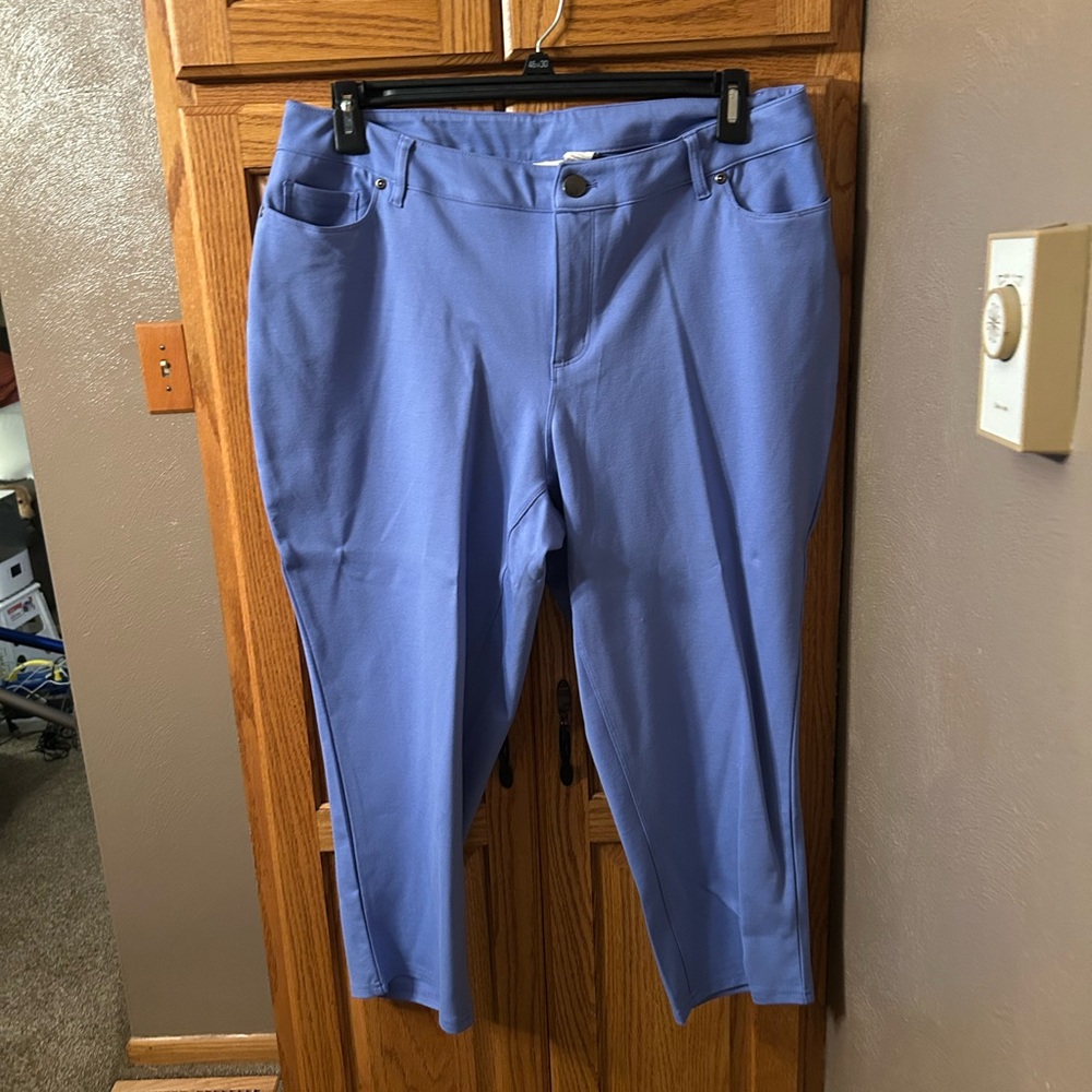 Cato Sz 16W powder blue Capri pants in great, used condition